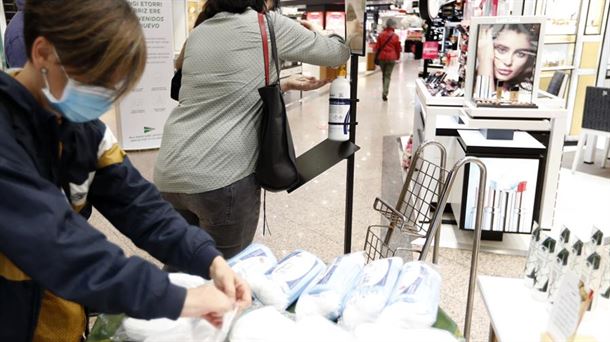 Varias personas compran en un centro comercial