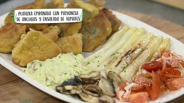 Platuxa empanada con mayonesa de anchoas y ensalada de tomates