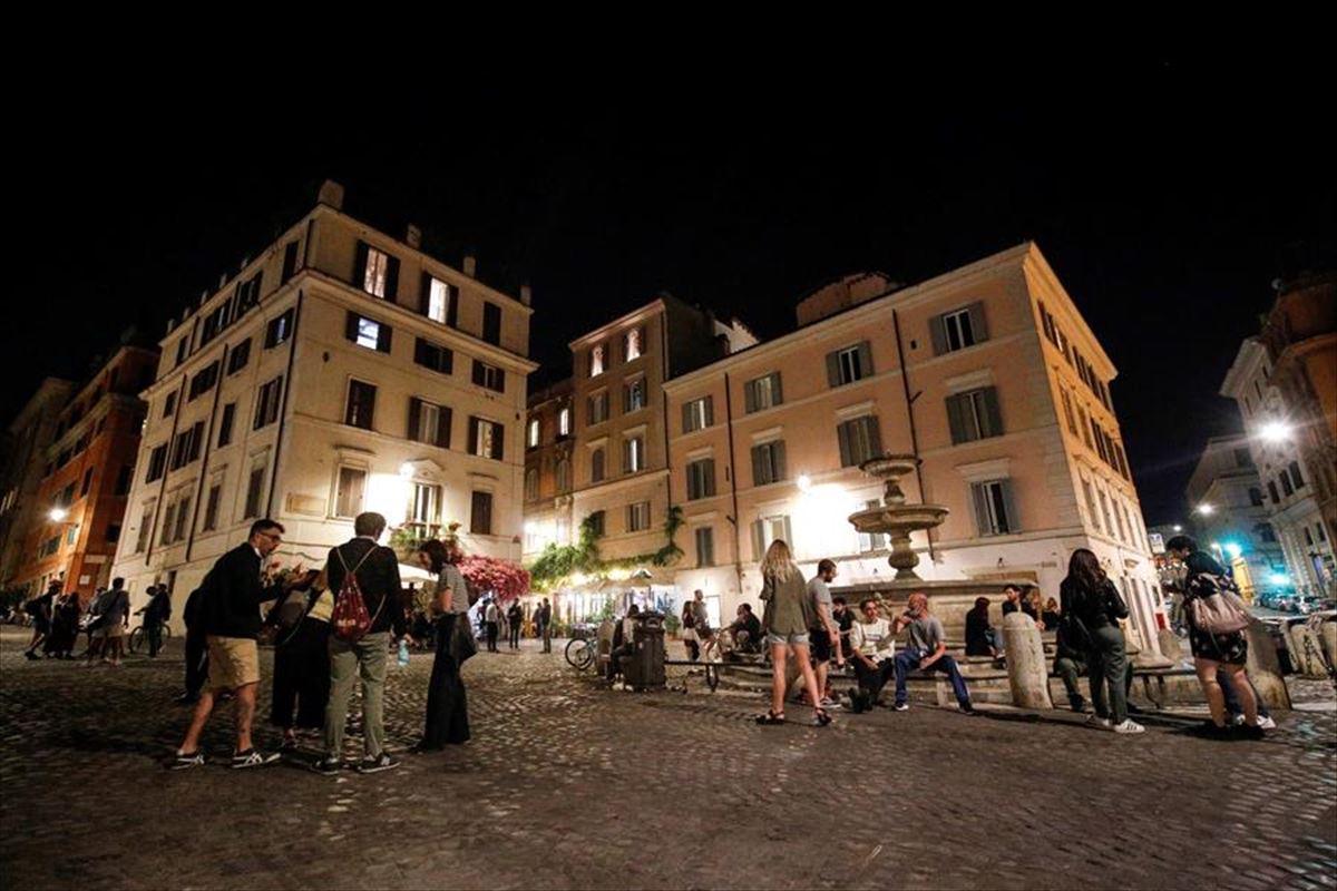 Imagen nocturna de una plaza de Italia