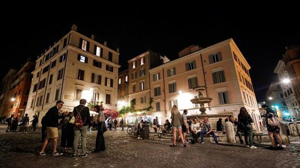 Imagen nocturna de una plaza de Italia