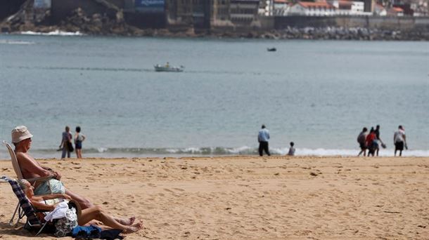 Varias personas toman el sol en San Sebastián, este lunes. 