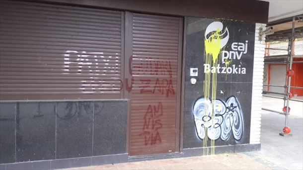 Batzoki de Altza atacado con pintadas de apoyo a Patxi Ruiz.