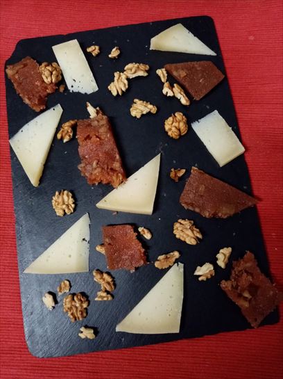 Tabla de queso Idiazabal, membrillo de nueces y nuexes de pueblo