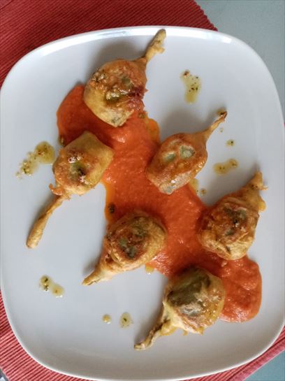 Alcachofas de Navarra con salsa de pimientos y aceite de frutos secos