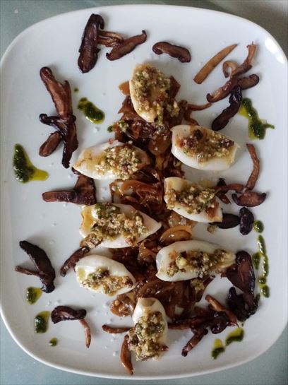 Chipis pelayo con salteado de shitake de Delika y setas de cardo con vinagreta de frutos secos