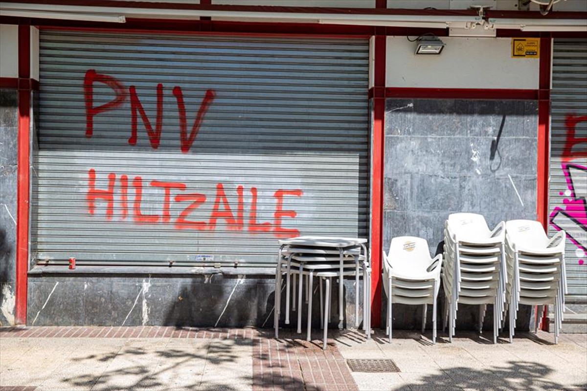 La sede del PNV en Lakua, en Vitoria-Gasteiz, tras uno de los sabotajes