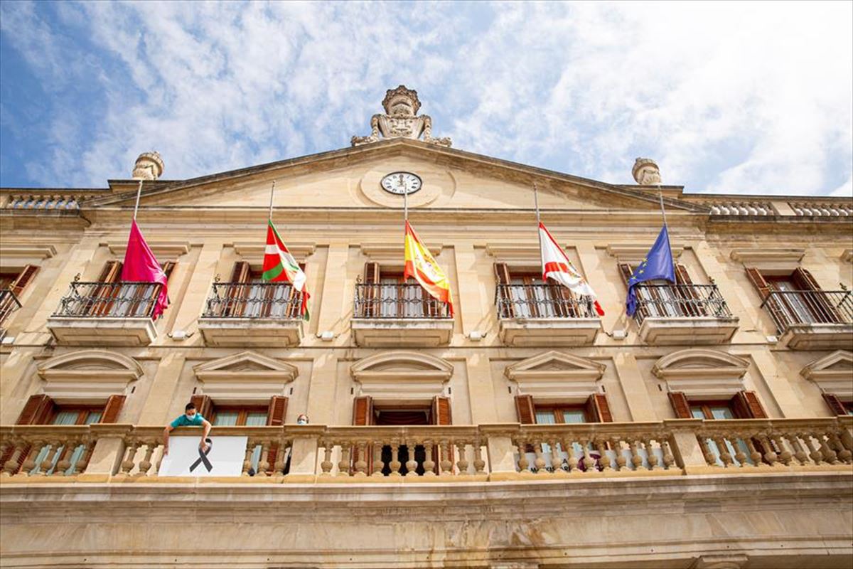 El ayuntamiento de Vitoria-Gasteiz con las banderas a media asta.