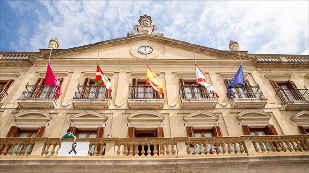 El ayuntamiento de Vitoria-Gasteiz con las banderas a media asta.