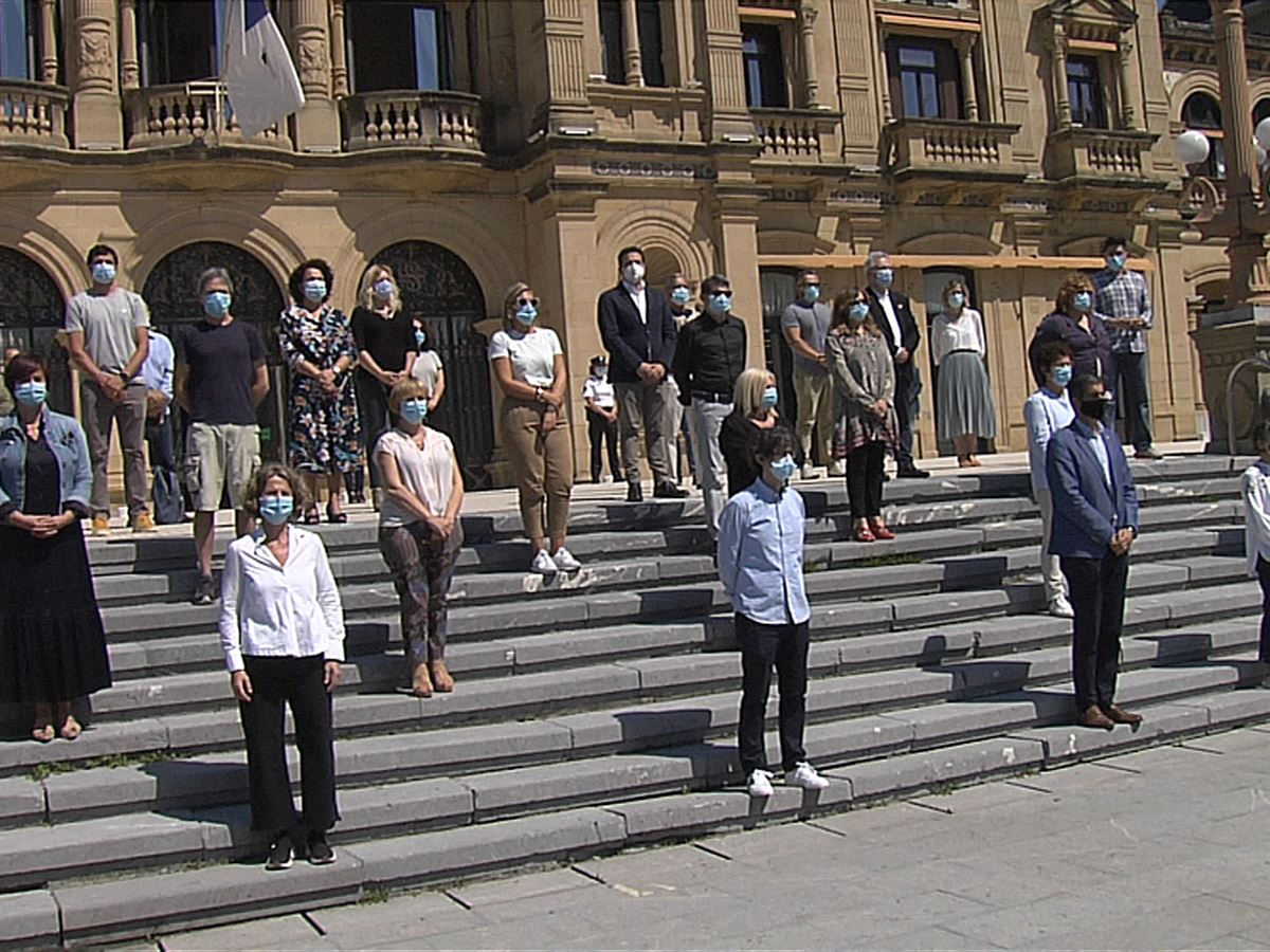 Los donostiarras recuerdan ante el Ayuntamiento a las víctimas de la COVID-19