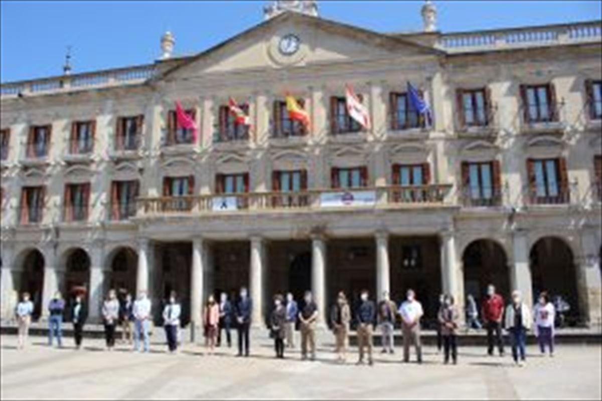 Concentración frente al Ayuntamiento de Vitoria-Gasteiz