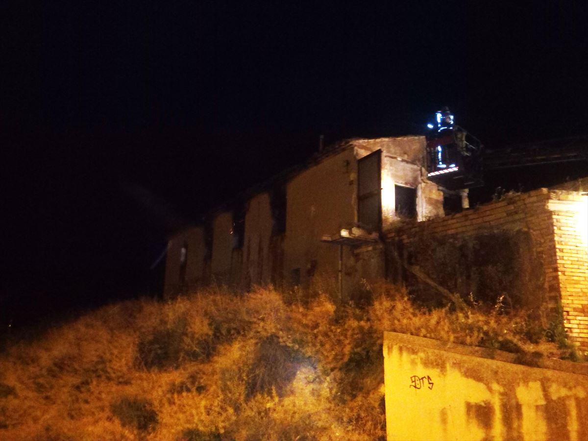 El incendio se ha producido en una nave abandonada que es utilizada como refugio.