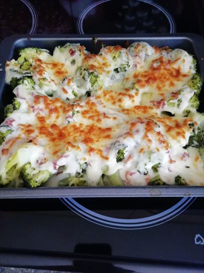 Brocolí con jamón gratinado