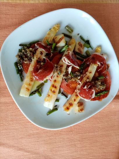 Espárragos blancos y trigueros braseador con tomate y jamón