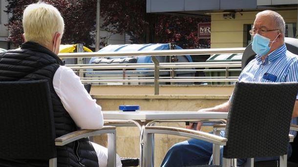 Dos personas, en una terraza, en San Sebastián