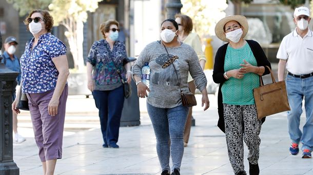 Gente paseando con mascarillas. Imagen EFE.