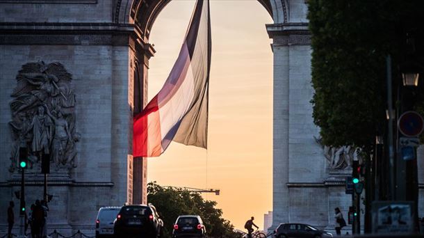 El Arco del Triunfo de París y una gran bandera francesa