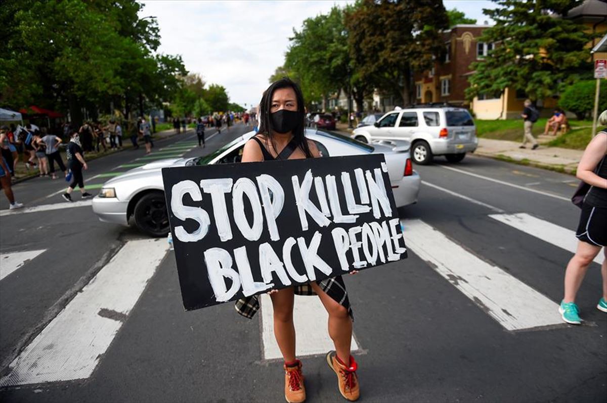 Una manifestante denuncia la violencia policial contra la comunidad negra.