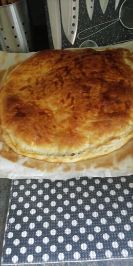 Hojaldre relleno de confit de pato con cebolla caramelizada, behamel ligera de queso idiazabal