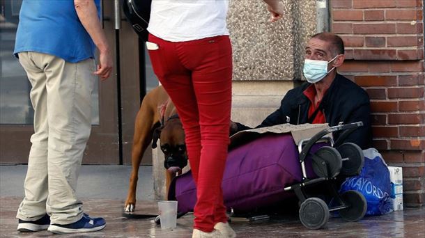 Un hombre pide en la calle.