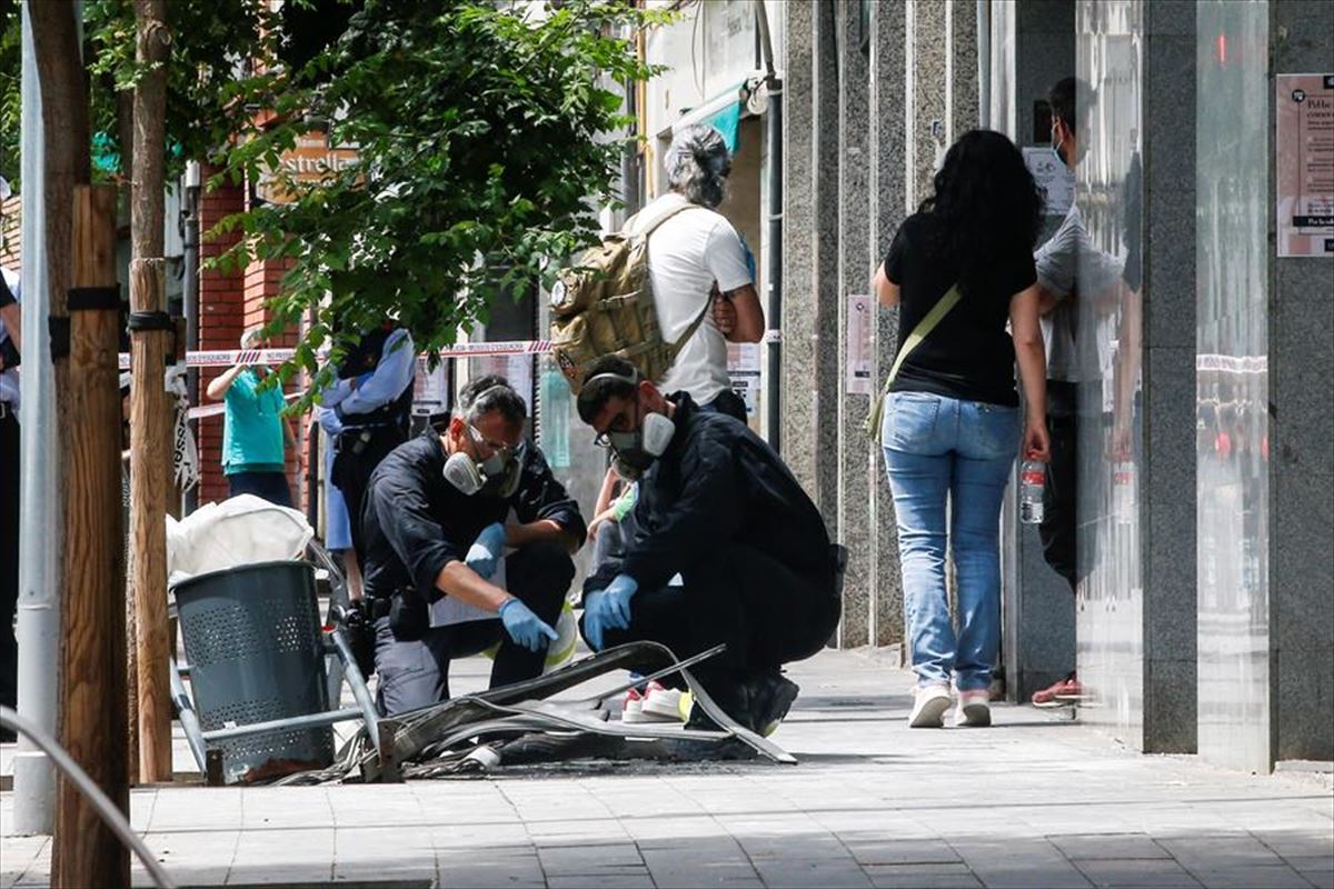 Los Mossos d'Esquadra en el exterior de la vivienda afectada en Santa Coloma (Barcelona). Foto: EFE