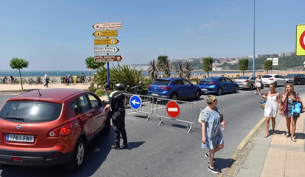 La Policía Municipal de Getxo controla y limita el acceso a la playa de Ereaga
