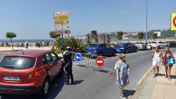 La Policía Municipal de Getxo controla y limita el acceso a la playa de Ereaga