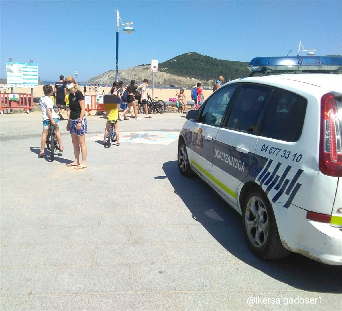 Una patrulla de la Policía Municipal en la playa de Plentzia. Foto de archivo: @ikersalgadoser1