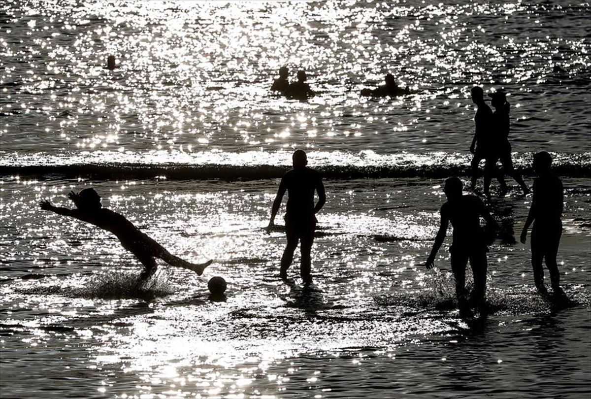 Bañistas este viernes en la playa de La Concha de San Sebastián. Foto: EFE