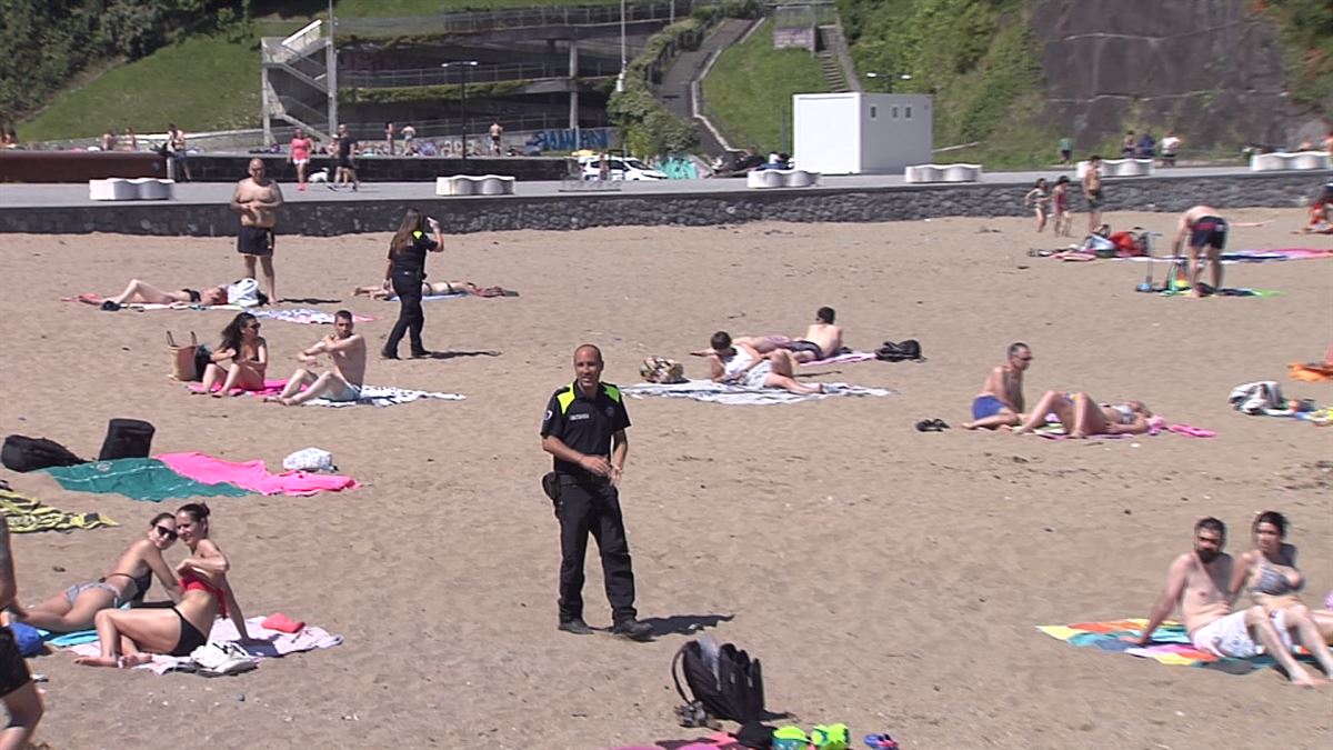 La Policía Municipal de Deba, en la playa, este sábado.