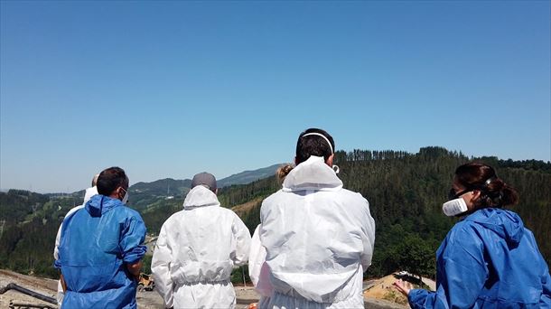 La hija de Sololuze con los técnicos de la obra, en el vertedero de Zaldibar