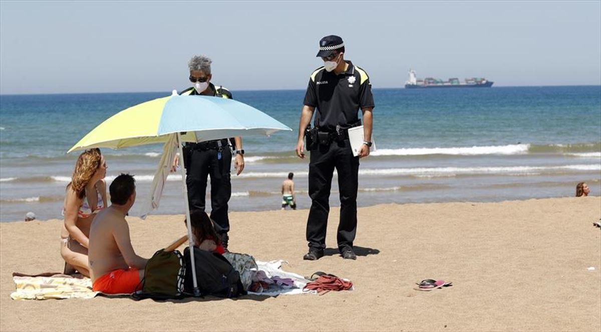 Policía Local en la playa de La Arena en Muskiz