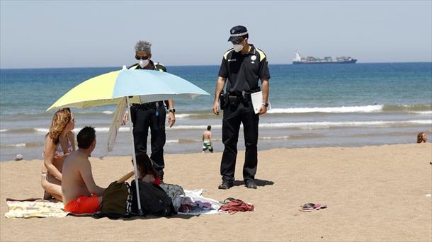 Policía Municipal en la playa de Muskiz. Foto: EiTB