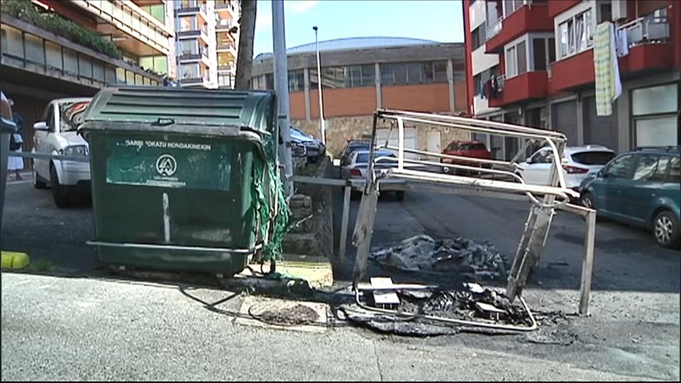 Dos de los contenedores quemados en Lekeitio