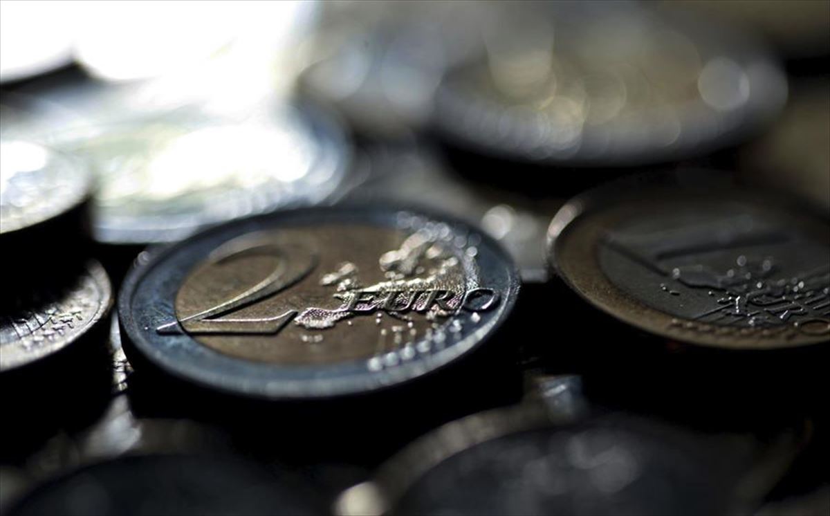 Imagen de monedas de uno y dos euros