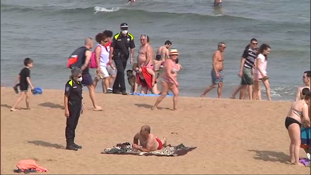 La policía municipal, avisando a todos aquellos que tomaban el sol tumbados.