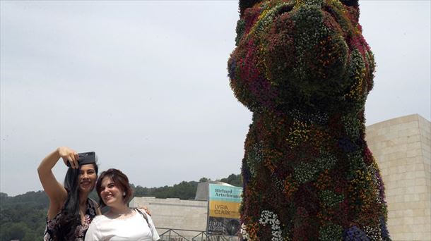 Turistas junto al museo Guggenheim de Bilbao.