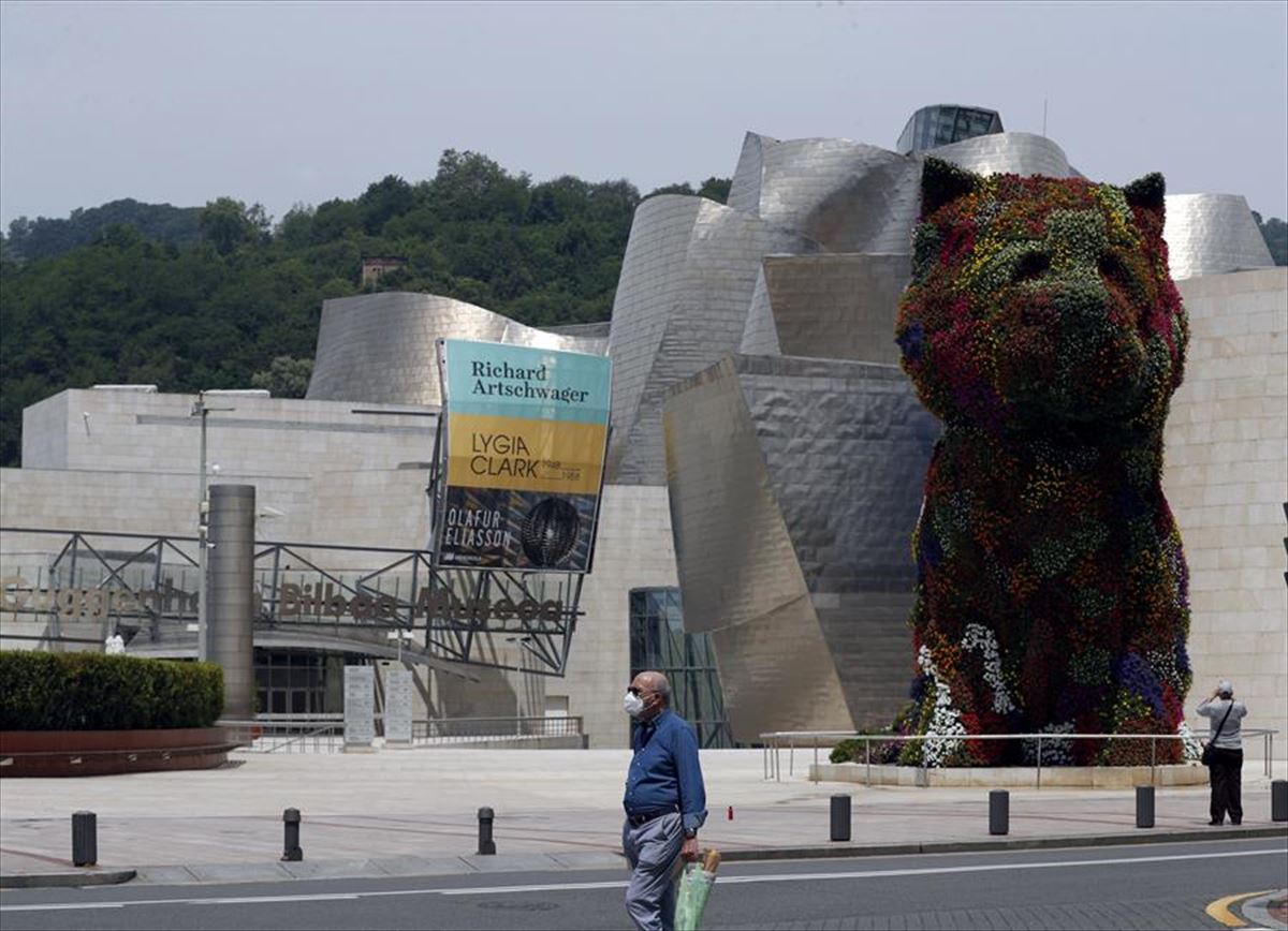 Un hombre pasea junto al Guggenheim
