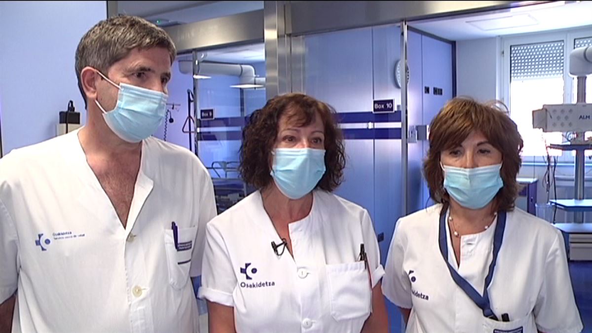 Profesionales del Hospital de Cruces (Barakaldo, Bizkaia). Imagen obtenida de un vídeo de EiTB.