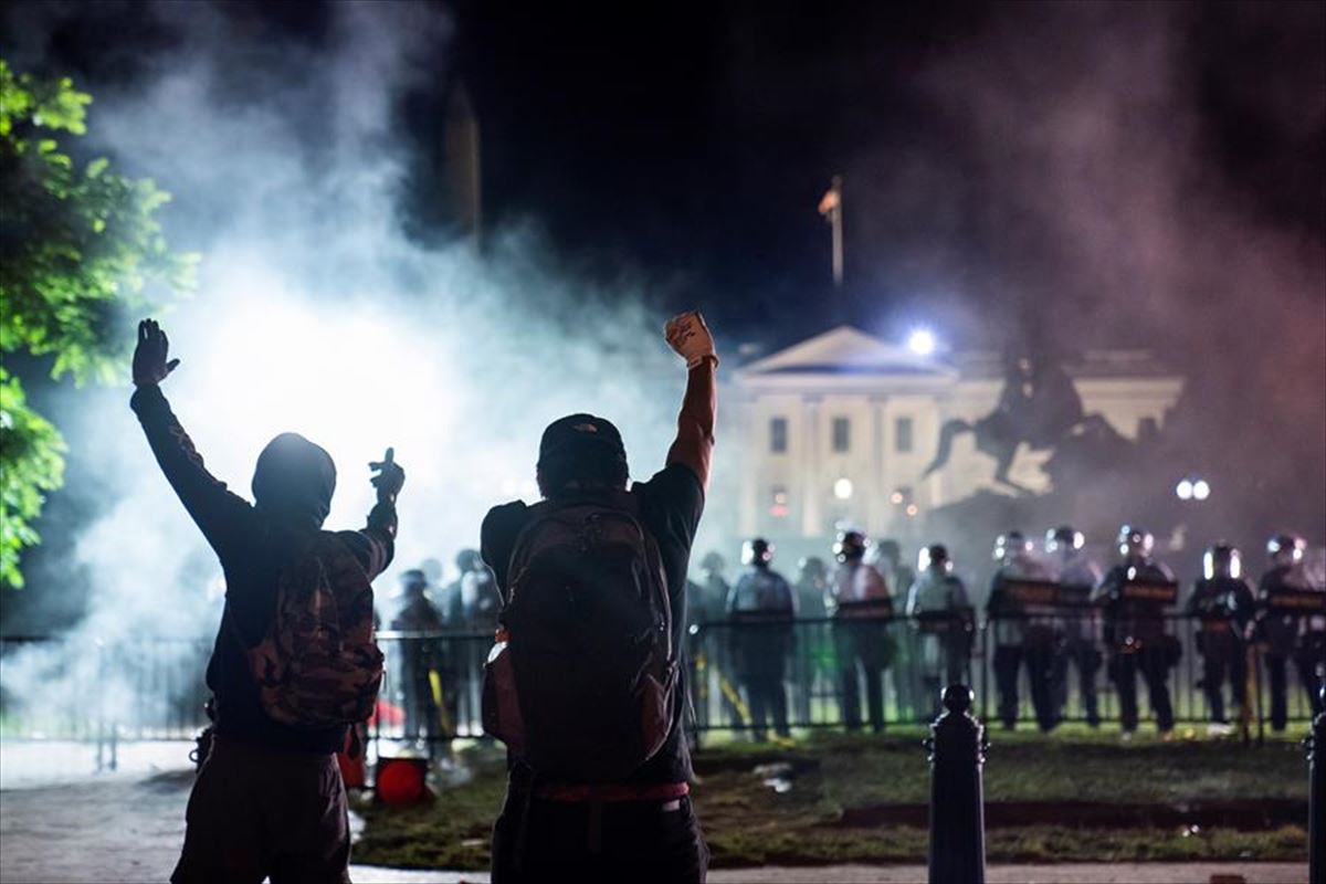 Manifestantes se enfrentan a la policía frente a la Casa Blanca. 