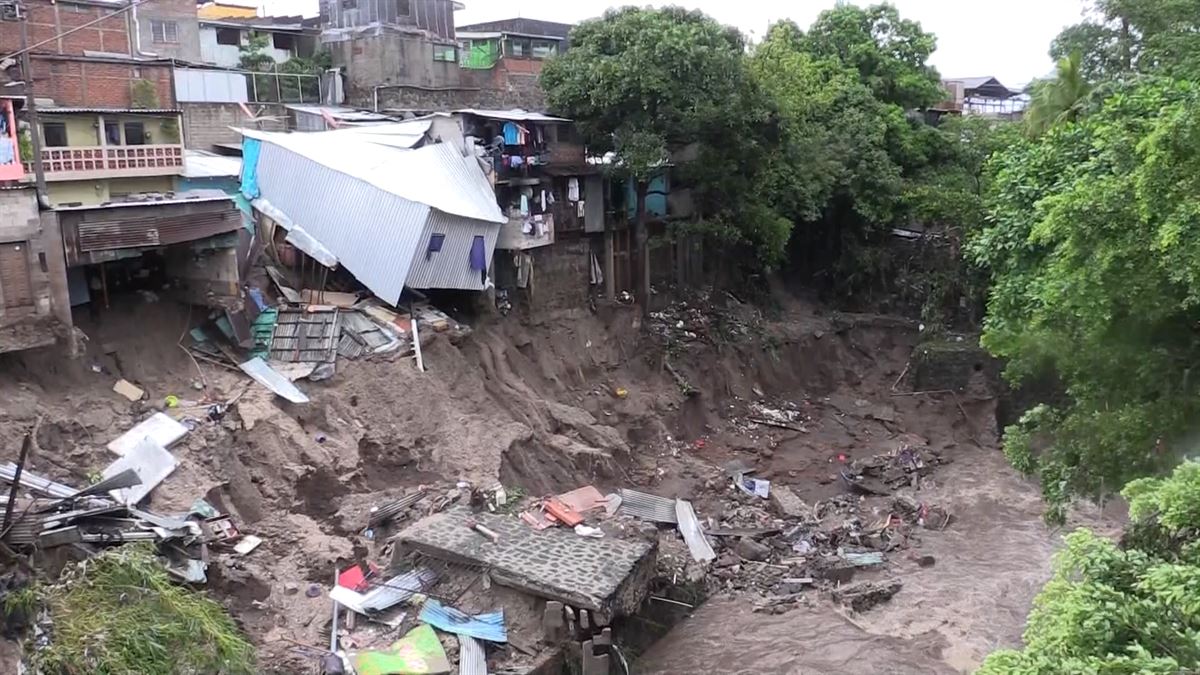 Casas destruidas en San Salvador
