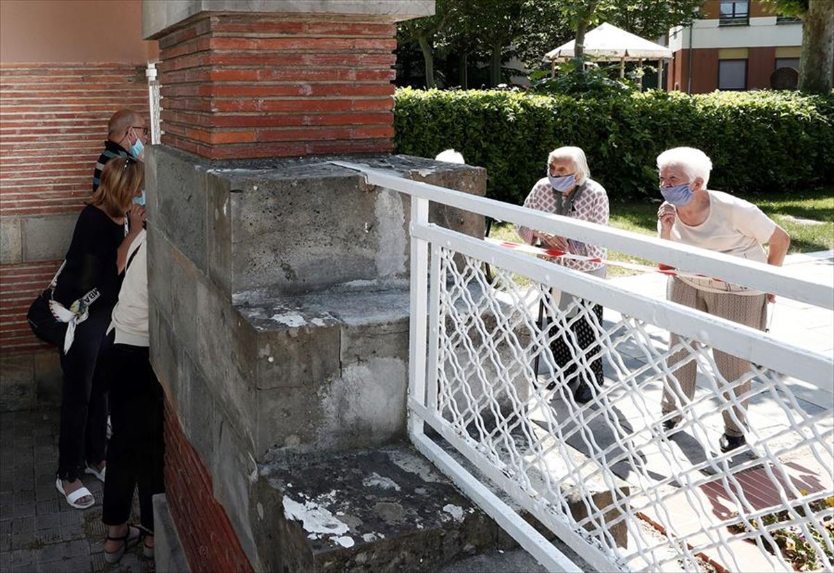 Residentes de la casa Misericordia de Pamplona reciben la visita de familiares.