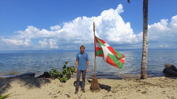 Julian Iantzi con la ikurriña de "El Conquis"