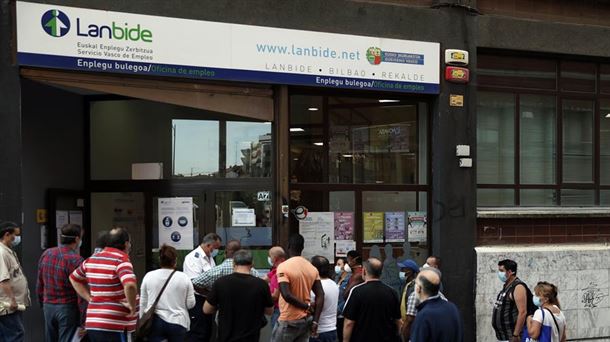 Cola ante una oficina de Lanbide en Bilbao.