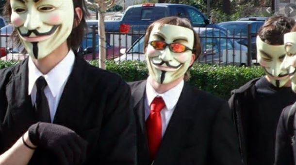 Anonymous hacker taldeko kide batekin hitz egin du Anttonek