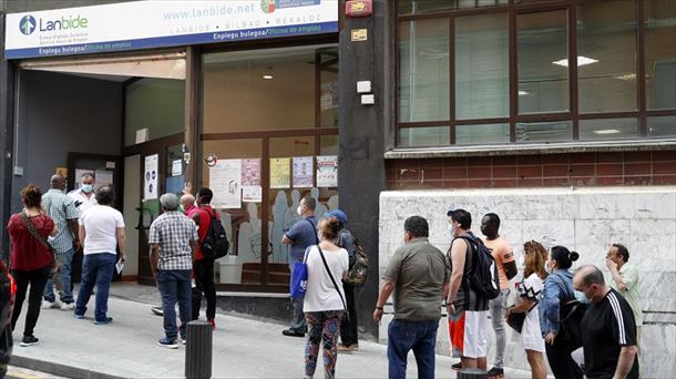 Cola en una oficina de Lanbide. Foto: EFE