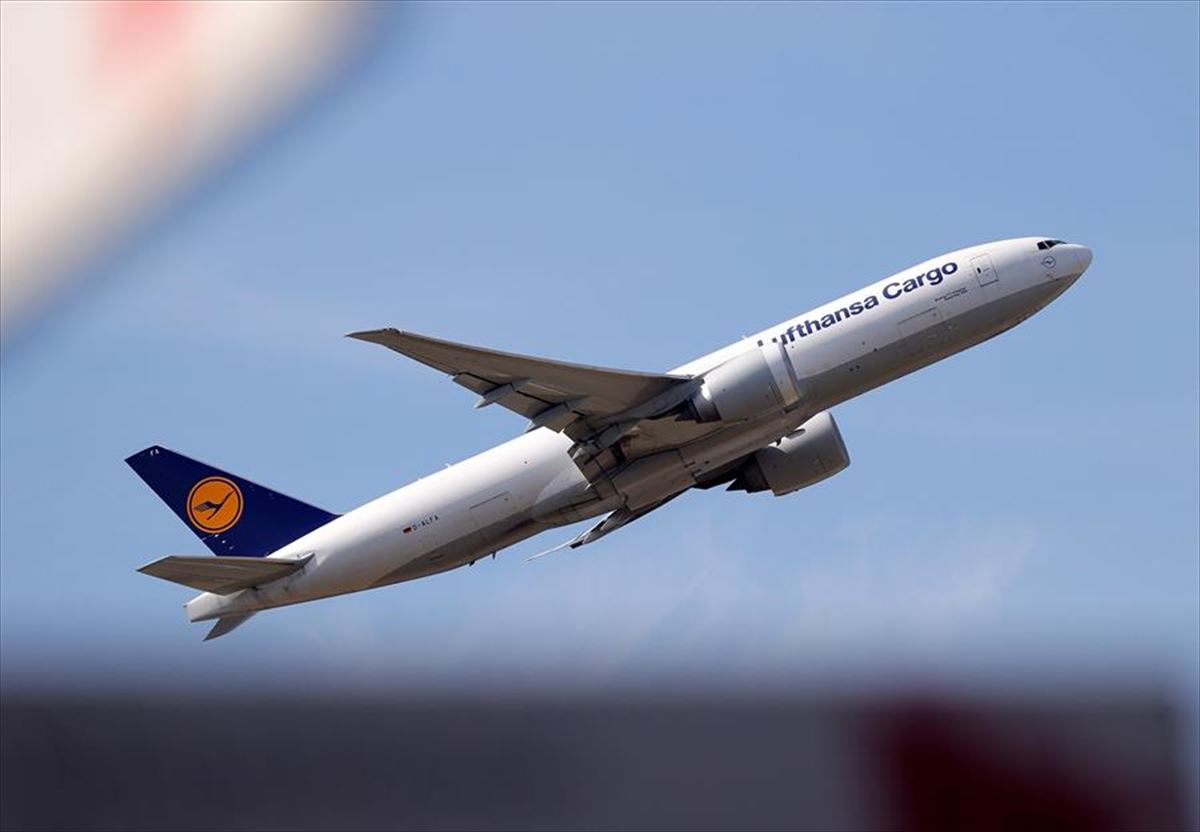 Lufthansa konpainiaren hegazkin bat.