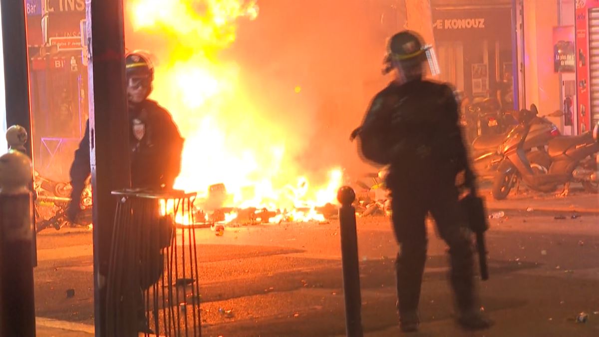 Poliziaren indarkeriaren aurkako manifestazio jendetsua Parisen.