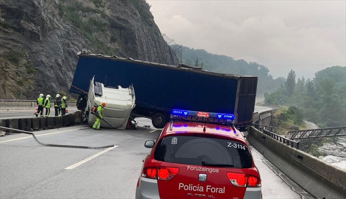 Camión volcado en sentido Pamplona.