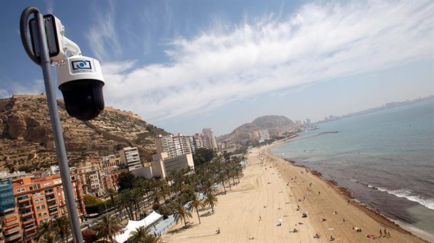 Una cámara de seguridad vigila el aforo de una playa en Alicante. 