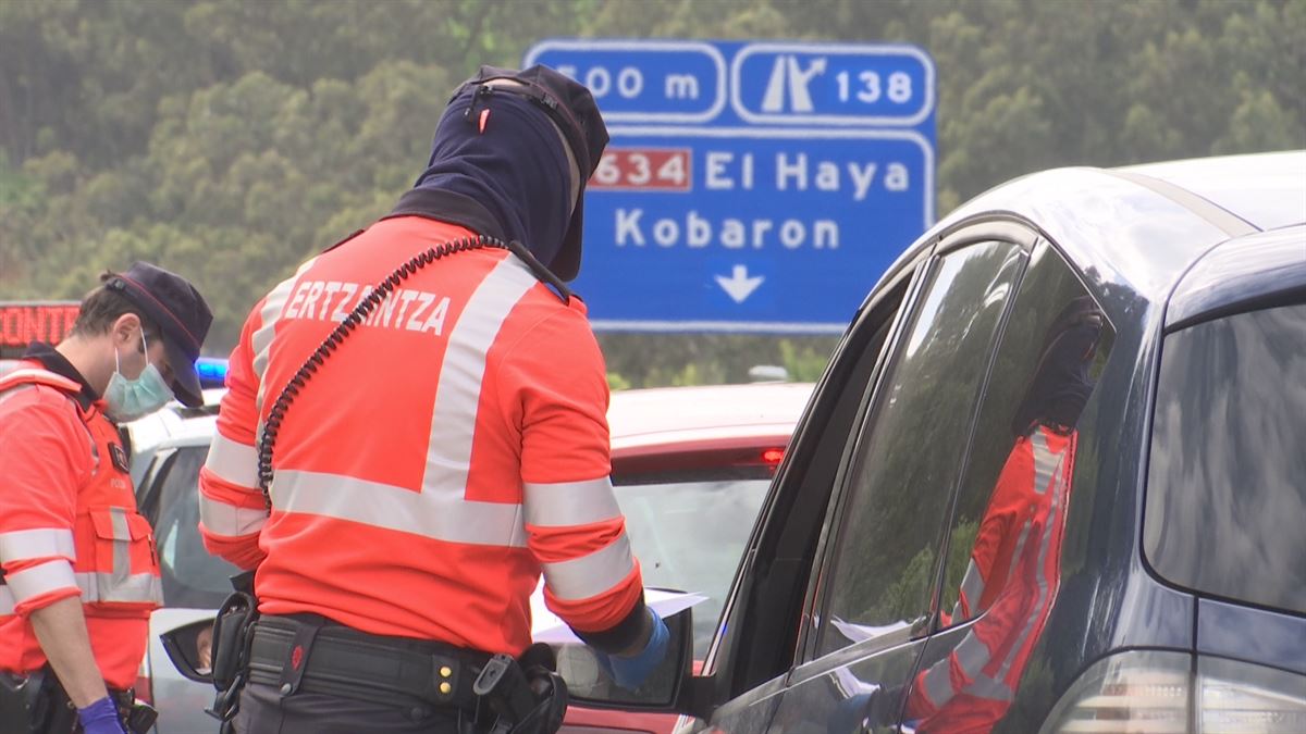 Ertzaintzaren agenteak Euskadi eta Kantabria arteko trafikoa kontrolatzen.